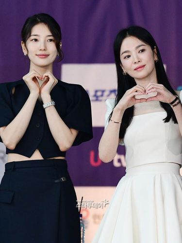 Bae Suzy dan Song Hye Kyo di Blue Dragon Series Awards Hand Printing 2024