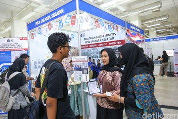 Pencari Kerja Serbu Job Fair di Jakarta