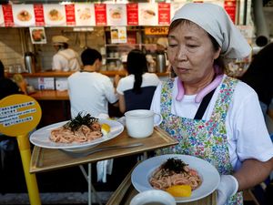 Berburu Olahan Laut Segar di Tsukiji Market Tokyo Berburu Olahan Laut Segar di Tsukiji Market Tokyo