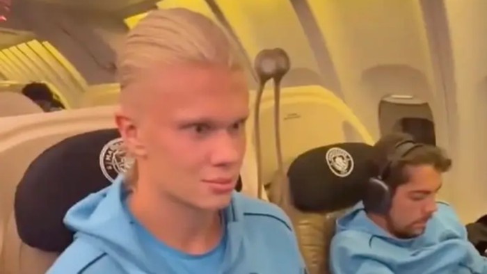 Erling Haaland Raw Dogging Erling Haaland Raw Dogging selama tujuh jam dalam penerbangan.