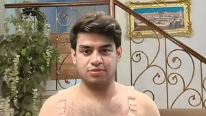 7 Foto Fadil Jaidi Cosplay Jadi Ibu Hamil Pakai Bra & Legging, Kocak Banget!