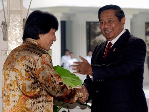 Indonesian President Susilo Bambang Yudhoyono welcomes Hongkong's film star Jackie Chan at the presidential palace in Jakarta, 19 April 2005. President Yudhoyono thanked Jackie Chan and last year's Miss World, Peruvian Julia Garcia Mantilla for their visit to the tsunami-ravaged Aceh.   AFP PHOTO/ ADEK BERRY (Photo by ADEK BERRY / AFP)