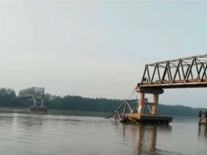 5 Korban Hilang Jembatan Lalan Ambruk Ditabrak Tongkang Ada yang Sedang Mancing 5 Korban Hilang Jembatan Lalan Ambruk Ditabrak Tongkang Ada yang Sedang Mancing