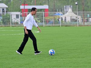 Jokowi Tinjau Pusat Pelatihan PSSI di IKN, Pastikan September Bisa Dipakai