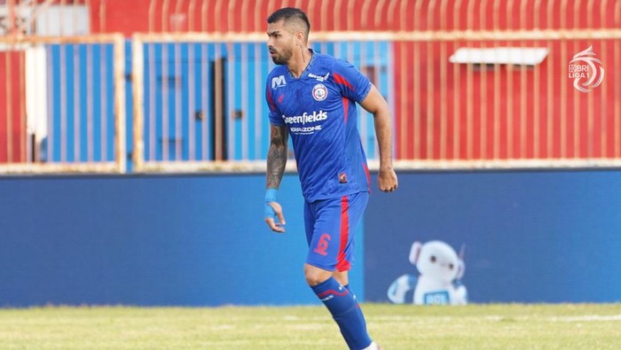 Pemain Arema FC Julian Guevara harus istirahat total sementara waktu. Pilar asal Kolombia itu dilarikan ke rumah sakit di tengah laga memperkuat Singo Edan.