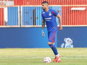 Update Kondisi Pemain Arema yang Dilarikan ke RS usai Tabrak Rekan Setim Update Kondisi Pemain Arema yang Dilarikan ke RS usai Tabrak Rekan Setim