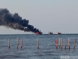 Kapal Penangkap Ikan Terbakar di Cirebon, Asap Hitam Membumbung Tinggi