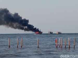 Kapal Penangkap Ikan Terbakar di Cirebon, Asap Hitam Membumbung Tinggi Kapal Penangkap Ikan Terbakar di Cirebon, Asap Hitam Membumbung Tinggi