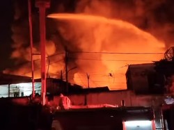 Warga Terdampak Kebakaran di Manggarai Mengungsi di Pintu Barat Stasiun