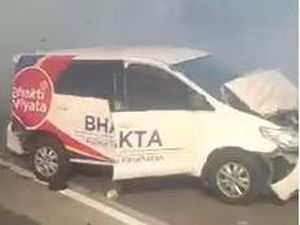 Asap Kebakaran Picu Kecelakaan Beruntun di Tol Sumo Asap Kebakaran Picu Kecelakaan Beruntun di Tol Sumo