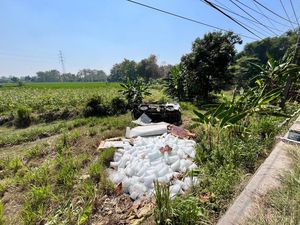 Truk Boks Muatan Es Batu Terjun ke Parit di Sragen, Sopir Tewas