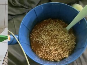 Kocak! Anak Kos Ini Makan Mie Instan Pakai Gayung Kocak! Anak Kos Ini Makan Mie Instan Pakai Gayung