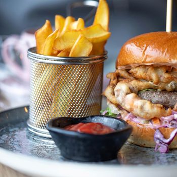 Makanan cepat saji/ Foto: Pexels.com/Valeria Boltneva