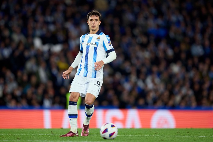 martin zubimendi real sociedad laliga liga spanyol SAN SEBASTIAN, SPAIN - APRIL 26: Martin Zubimendi of Real Sociedad with the ball during the LaLiga EA Sports match between Real Sociedad and Real Madrid CF at Reale Arena on April 26, 2024 in San Sebastian, Spain. (Photo by Ion Alcoba Beitia/Getty Images)