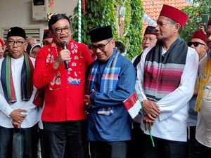 Masyarakat Betawi Sambangi DPP PDIP Diiringi Pantun dan Pencak Silat