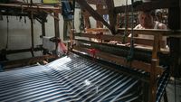 Melihat Pembuatan Kain Lurik Tradisional di Bantul