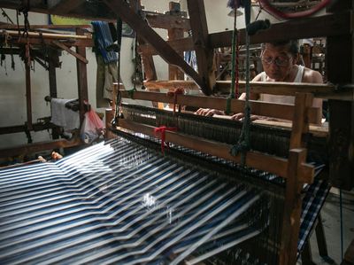 Melihat Pembuatan Kain Lurik Tradisional di Bantul