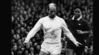 Endrick bahkan bermain bareng Sir Bobby Charlton dalam meme satu ini. Ya, ampun! (Foto: Twitter)