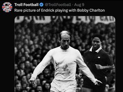 Endrick bahkan bermain bareng Sir Bobby Charlton dalam meme satu ini. Ya, ampun! (Foto: Twitter)