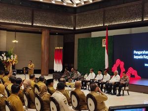 35 Kepala Daerah Tak Hadir Saat Jokowi Beri Pengarahan di IKN 35 Kepala Daerah Tak Hadir Saat Jokowi Beri Pengarahan di IKN
