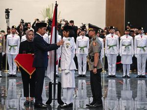 Momen Jokowi Kukuhkan Paskibraka 2024 di Istana Garuda IKN
