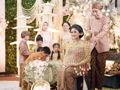 Momen Nahyan Obok-obok Air Siraman di Acara Mitoni Erina dan Kaesang Jadi Sorotan