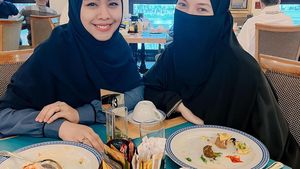 Serunya Oki Setiana Dewi Makan Ayam Goreng hingga Sushi Bareng Keluarga