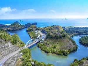 Bermain Bersama Penyu di Pantai Bajul Mati Malang Bermain Bersama Penyu di Pantai Bajul Mati Malang