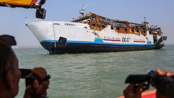 Penampakan KM Kirana I Pascakebakaran di Perairan Semarang