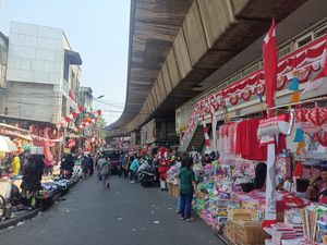 Menengok Penjual Bendera di Pasar Asemka Empat Hari Jelang HUT RI Menengok Penjual Bendera di Pasar Asemka Empat Hari Jelang HUT RI