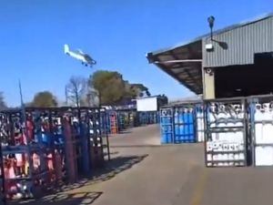 Kesal Dipecat, Pilot Tabrakkan Pesawat ke Pabrik