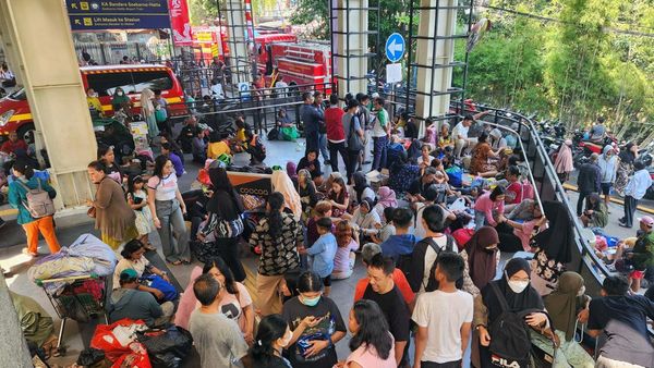 Potret Stasiun Manggarai Dipenuhi Pengungsi Korban Kebakaran