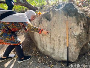 2 Batu Diduga Prasasti Aksara Cina Ditemukan Kala Warga Ngopi 2 Batu Diduga Prasasti Aksara Cina Ditemukan Kala Warga Ngopi