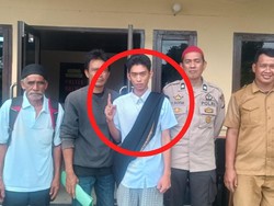 Momen Pria Ancam Tebas Orang Berbuat Mungkar Berujung Dibawa ke RS Jiwa