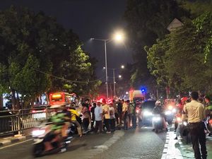 Pria Tergeletak di Jalanan Tebet Jaksel, Lalin Macet Pria Tergeletak di Jalanan Tebet Jaksel, Lalin Macet