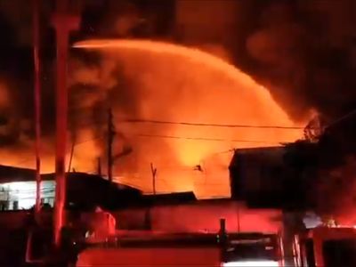 Penampakan Proses Pemadaman Kebakaran Rumah di Manggarai