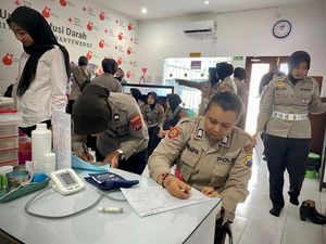 Bantu Jaga stok Darah, Puluhan Polwan Polresta Banyuwangi Donor di PMI Bantu Jaga stok Darah, Puluhan Polwan Polresta Banyuwangi Donor di PMI