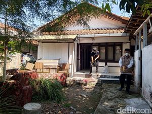 Kagetnya Heri Usai Dobrak Rumah Djajat Satpam Museum di Sumedang Kagetnya Heri Usai Dobrak Rumah Djajat Satpam Museum di Sumedang