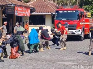 Unik! Lomba Tarik Truk Damkar 5 Ton Ala Satpol PP Banyumas Peringati HUT RI