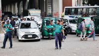 Sempat Hilang, Polisi Bangladesh Kembali Bertugas Atur Lalu Lintas