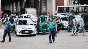 Sempat Hilang, Polisi Bangladesh Kembali Bertugas Atur Lalu Lintas