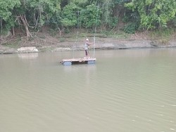 Warga di Desa Watu Soppeng Bertaruh Nyawa Seberangi Sungai Pakai Rakit Bambu