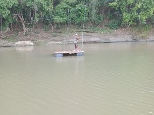 Warga di Desa Watu Soppeng Bertaruh Nyawa Seberangi Sungai Pakai Rakit Bambu Warga di Desa Watu Soppeng Bertaruh Nyawa Seberangi Sungai Pakai Rakit Bambu