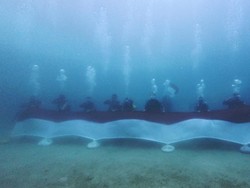 Polisi Kibarkan Bendera Merah Putih di Perairan Tanjung Batu Sorong