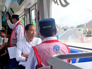 Jokowi Jajal Kereta Tanpa Rel IKN, Ungkap Biaya Pengadaan Rp 70-an Miliar Jokowi Jajal Kereta Tanpa Rel IKN, Ungkap Biaya Pengadaan Rp 70-an Miliar