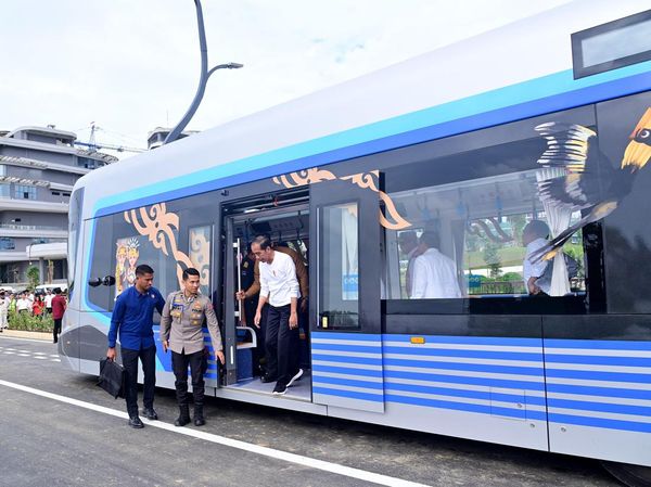 Tengok Senangnya Jokowi Jajal Kereta Tanpa Rel di IKN