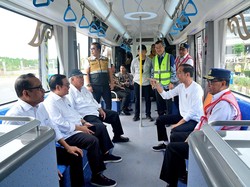 Saat Jokowi dan Para Menteri Uji Coba Kereta Tanpa Rel IKN