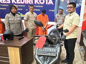 Remaja di Kediri Tewas Setelah Motornya Ditendang Lalu Tabrak Tiang Remaja di Kediri Tewas Setelah Motornya Ditendang Lalu Tabrak Tiang