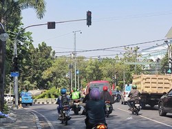 Hati-hati! Traffic Light di Pertigaan Masjid Agung Gresik Rusak