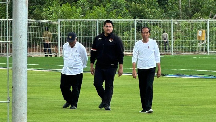 Presiden Indonesia Joko Widodo (Jokowi) menyempatkan diri melihat perkembangan training center sepakbola di IKN. Menteri Pemuda dan Olahraga (Menpora) Dito Ariotedjo ikut mendampingi.